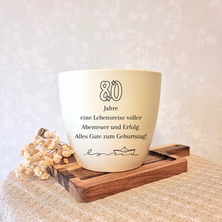 Beiger Blumentopf mit "80 Jahre" Gravur und Geburtstagsgruß. 80. Geburtstagsgeschenk von Natur Macher.
