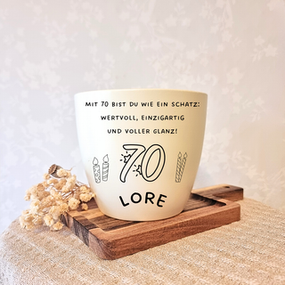 Gravierter Blumentopf "Mit 70 bist du wie ein Schatz" mit Kerzengrafik und Namen "Lore". 70. Geburtstagsgeschenk von Natur...
