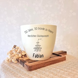 Gravierter Blumentopf "50 Jahre, 50 Gründe zu feiern" mit Sektgläser-Motiv und Name "Fabian". Personalisiertes Geburtstags...