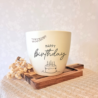 Beiger Blumentopf mit "Happy Birthday" Schriftzug und Geburtstagstorte, von Natur Macher. Ideales Geburtstagsgeschenk.
