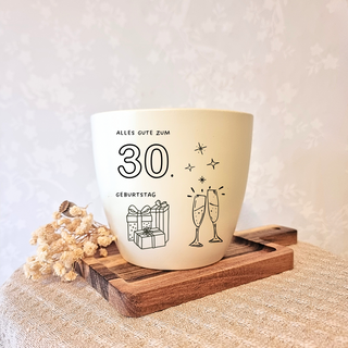 Beiger Blumentopf mit "Alles Gute zum 30. Geburtstag", Geschenken und Sektgläsern. 30. Geburtstagsgeschenk von Natur Macher.