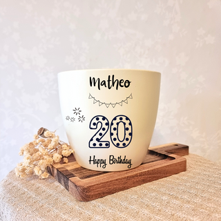 Gravierter Blumentopf "Happy Birthday" mit Name Matheo und Zahl 20 zum 20. Geburtstag.