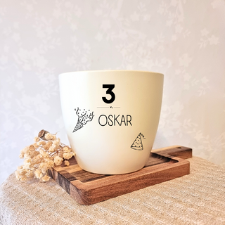Beiger Blumentopf mit "3" und "OSKAR", Partyhütchen und Konfetti-Motiv. 3. Geburtstagsgeschenk.