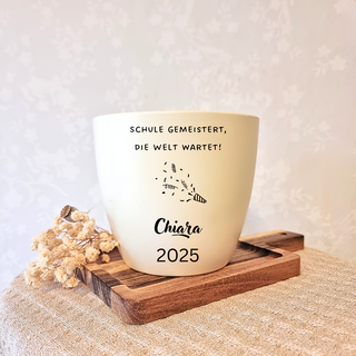 Gravierter Blumentopf "Schule gemeistert, die Welt wartet!" mit Konfettigrafik, Name Chiara und Jahreszahl 2025. Abschluss...