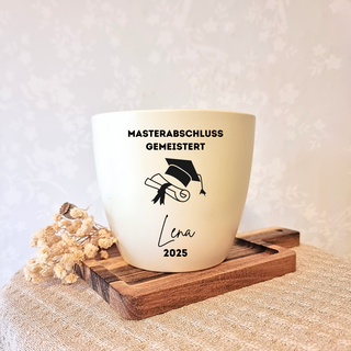 Begeisterter Masterabschluss Blumentopf mit Graduiertenhut, Urkunde, "Lena" und "2025" graviert. Perfektes Geschenk!