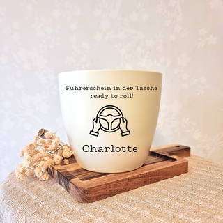 Gravierter Blumentopf "Führerschein in der Tasche, ready to roll!" mit Lenkrad-Motiv und Namen "Charlotte". Führerschein-G...