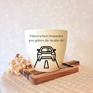 Gravierter Blumentopf mit Auto-Motiv und Aufschrift "Führerschein bestanden, jetzt gehört die Straße dir!". Geschenkidee z...