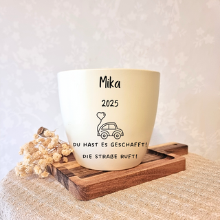 Gravierter Blumentopf "Mika 2025, Du hast es geschafft! Die Straße ruft!" mit Auto-Motiv, Abschlussgeschenk von Natur Macher.