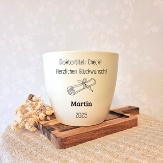 Gravierter Blumentopf "Doktortitel: Check! Herzlichen Glückwunsch! Martin 2025". Abschlussgeschenk von Natur Macher.