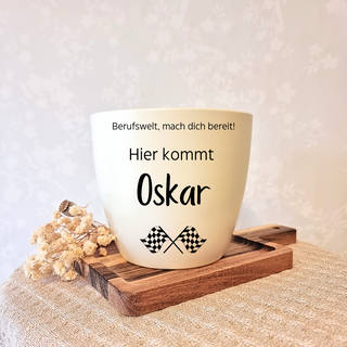 Gravierter Blumentopf "Berufswelt, mach dich bereit! Hier kommt Oskar" mit Rennflaggen. Abschlussgeschenk von Natur Macher.