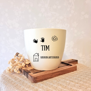 Personalisierter Blumentopf "Kindergartenkind" mit Händen, Sonne, Haus und dem Namen Tim. Geschenk von Natur Macher.