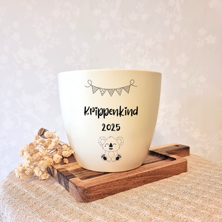 Weißer Blumentopf mit "Krippenkind 2025" und Koala-Motiv, Geschenkidee zur Geburt.