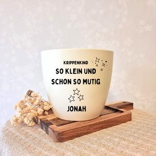 Gravierter Blumentopf "Krippenkind, so klein und schon so mutig, Jonah". Geschenk für Krippenstart.