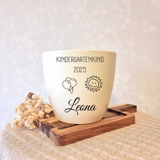 Gravierter Blumentopf "Kindergartenkind 2025" mit Sonne, Luftballons und Name Leona. Kindergarten Geschenk von Natur Macher.