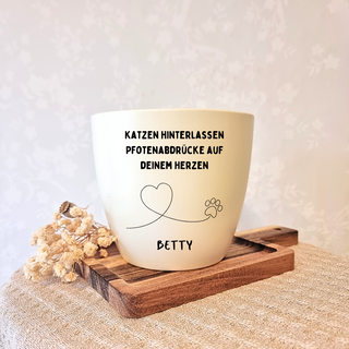 Beiger Blumentopf mit Gravur "Katzen hinterlassen Pfotenabdrücke auf deinem Herzen", Herzmotiv, Pfotenabdruck und Name "Be...