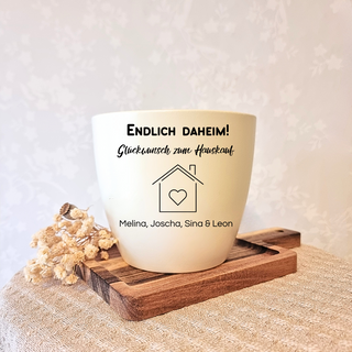 Weißer Blumentopf mit Haus-Symbol und "Endlich Daheim! Glückwunsch zum Hauskauf" graviert. Einzug Geschenk von Natur Macher.