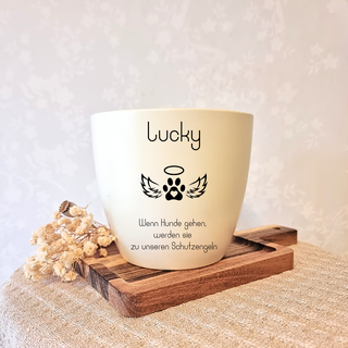 Weißer Gedenk-Blumentopf mit Pfotenabdruck, Flügeln und dem Schriftzug "Lucky".  Tröstegeschenk für Hundehalter.