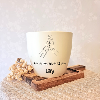 Beiger Blumentopf mit Pfoten-Hand-Motiv und Schriftzug "Wo ein Hund ist, da ist Liebe Lilly". Geschenk für Hundeliebhaber.