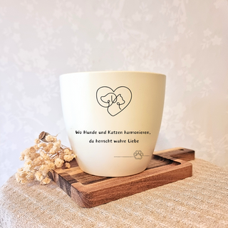 Beiger Blumentopf mit Herz und Hund-Katze-Motiv, graviert mit "Wo Hunde und Katzen harmonieren, da herrscht wahre Liebe". ...