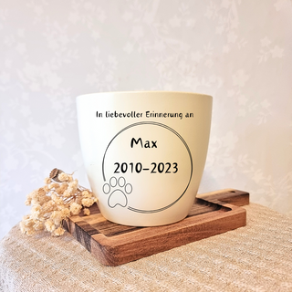 Weißer Gedenk-Blumentopf mit Pfotenabdruck und Gravur "In liebevoller Erinnerung an Max 2010-2023".