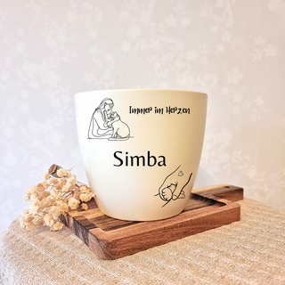 Gravierter Blumentopf mit Katze-Mensch-Motiv, "Immer im Herzen" und Katzenpfote. Personalisierbar, hier mit "Simba". Katze...
