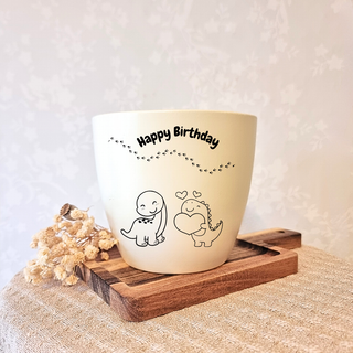 Beiger Blumentopf mit "Happy Birthday" und Dinosaurier-Motiv, Geburtstagsgeschenk von Natur Macher.