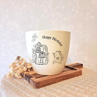 Beiger Blumentopf mit Igel-Motiv und "Happy Birthday" Gravur. Geburtstagsgeschenk von Natur Macher.