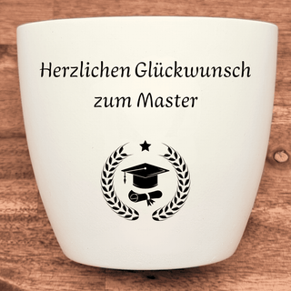 Weißer Blumentopf mit "Herzlichen Glückwunsch zum Master" und Lorbeerkranz mit Doktorhut und Urkunde. Master-Abschlussgesc...