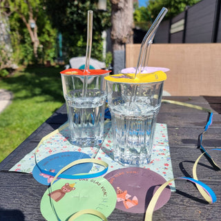 Glasabdeckung Strohhalm-Bastelvorlage von Naturmacher: Gläser mit Tiermotiven, Strohhalmen & Namensschildern für Kinderparty.