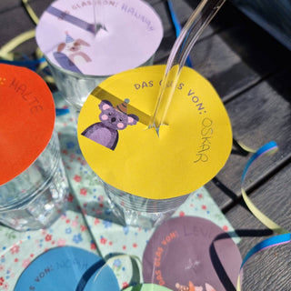Mehrere Gläser mit bunten, personalisierten Naturmacher Glasabdeckung Strohhalm-Bastelvorlagen. Ideal für Partys.