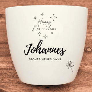 Weißer Blumentopf mit "Happy New Year", Name "Johannes" und "Frohes Neues 2025" graviert. Neujahrsgeschenk von Natur Macher.