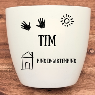 Weißer Blumentopf mit Aufdruck "TIM", Händen, Sonne, Haus und "Kindergartenkind". Geschenk für Kindergartenstart.