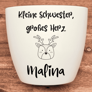 Weißer Blumentopf mit Hirschmotiv und Aufschrift "Kleine Schwester, großes Herz, Malina". Geschenkidee für Schwestern.