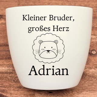 Weißer Blumentopf mit Löwengesicht und Aufschrift "Kleiner Bruder, großes Herz Adrian". Geschenk für kleinen Bruder.