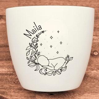 Weißer Blumentopf mit Gravur: schlafendes Baby im Halbmond mit Sternen und Blättern, Name "Maila". Geburtsgeschenk von Nat...