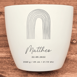 Weißer Blumentopf mit grauem Regenbogen und der Gravur "Matteo 22.09.2022 3560 g / 49 cm / 21:19 Uhr". Geburtsgeschenk von...