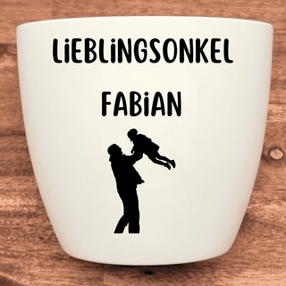 Weißer Blumentopf mit Gravur "Lieblingsonkel Fabian" und Silhouette eines Onkels, der ein Kind hochhebt. Geschenkidee für ...