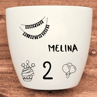 Weißer Blumentopf mit "Happy Birthday"-Girlande, Cupcake, "Melina" und "2" für 2. Geburtstag. Geschenk von Natur Macher.