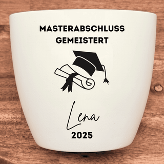 Weißer Blumentopf mit "MASTERABSCHLUSS GEMEISTERT",  Abschluss-Motiv und "Lena 2025". Masterabschluss Geschenk.