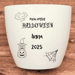 Weißer Blumentopf mit Gravur "Mein erstes Halloween", Kürbis, Fledermaus, Spinnennetz, Name Anna, Jahreszahl 2025. Hallowe...