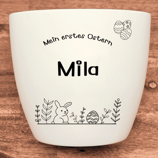 Weißer Blumentopf mit Gravur "Mein erstes Ostern", Name "Mila", Osterhase und Ostereiern. Ostergeschenk von Natur Macher.