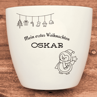 Weißer Blumentopf mit Gravur "Mein erstes Weihnachten Oskar" und Pinguin-Motiv. Weihnachtsgeschenk von Natur Macher.