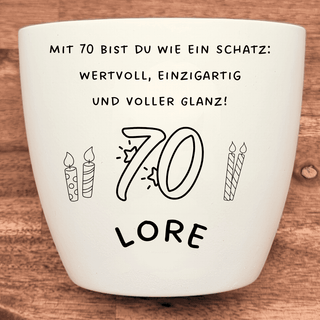 Weißer Blumentopf mit 70. Geburtstagsgravur "Mit 70 bist du wie ein Schatz" und Name "Lore". Geburtstagsgeschenk von Natur...