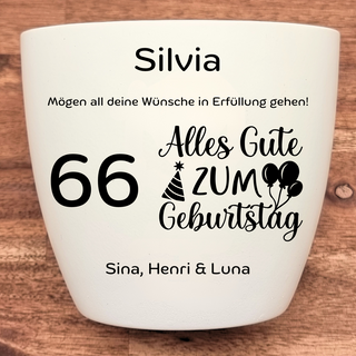 Weißer Blumentopf mit "Alles Gute zum Geburtstag",  "66" und "Silvia". Personalisiertes Geschenk von Sina, Henri & Luna.