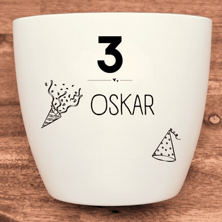 Weißer Blumentopf mit "3", "OSKAR", Partyhütchen und Konfetti-Motiv. 3. Geburtstagsgeschenk.