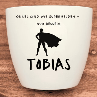 Weißer Blumentopf mit Superhelden-Silhouette und Aufschrift "Onkel sind wie Superhelden - nur besser! Tobias". Geschenkide...