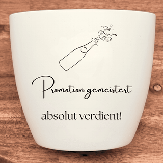 Weißer Blumentopf mit Gravur einer Sektflasche und dem Text "Promotion gemeistert absolut verdient!". Abschlussgeschenk vo...
