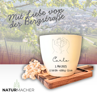 Gravierter Blumentopf mit Babyfüßen in Händen, Name "Carlo" und Geburtsdaten. Geschenkidee Sternzeichen Krebs von Naturmac...