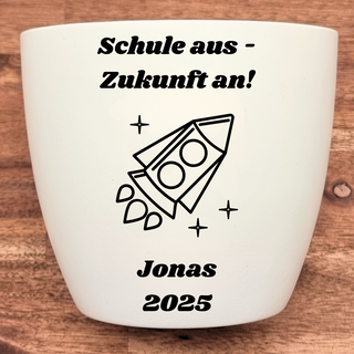 Weißer Blumentopf mit Aufdruck "Schule aus - Zukunft an!", Rakete und "Jonas 2025". Schulabschlussgeschenk.