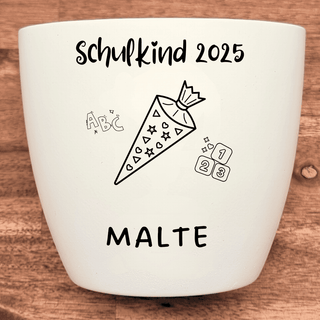 Weißer Blumentopf mit Schultüten-Motiv, ABC, 123-Bausteinen und der Beschriftung "Schulkind 2025 Malte". Einschulungsgesch...